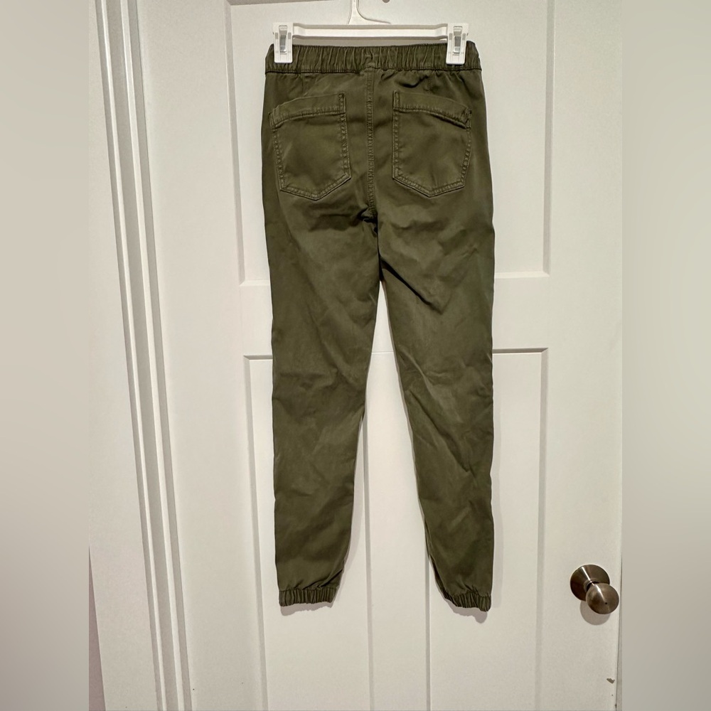American Eagle Outfitters Green Cargo Pants with Tapered Fit